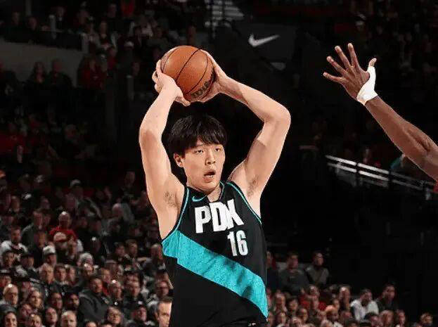 杨瀚森防守表现堪忧,CBA最佳防守球员为何难适应NBA节奏?